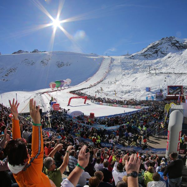 Ausgelassene Stimmung unter den Zuschauern beim Skiweltcup Auftakt Sölden