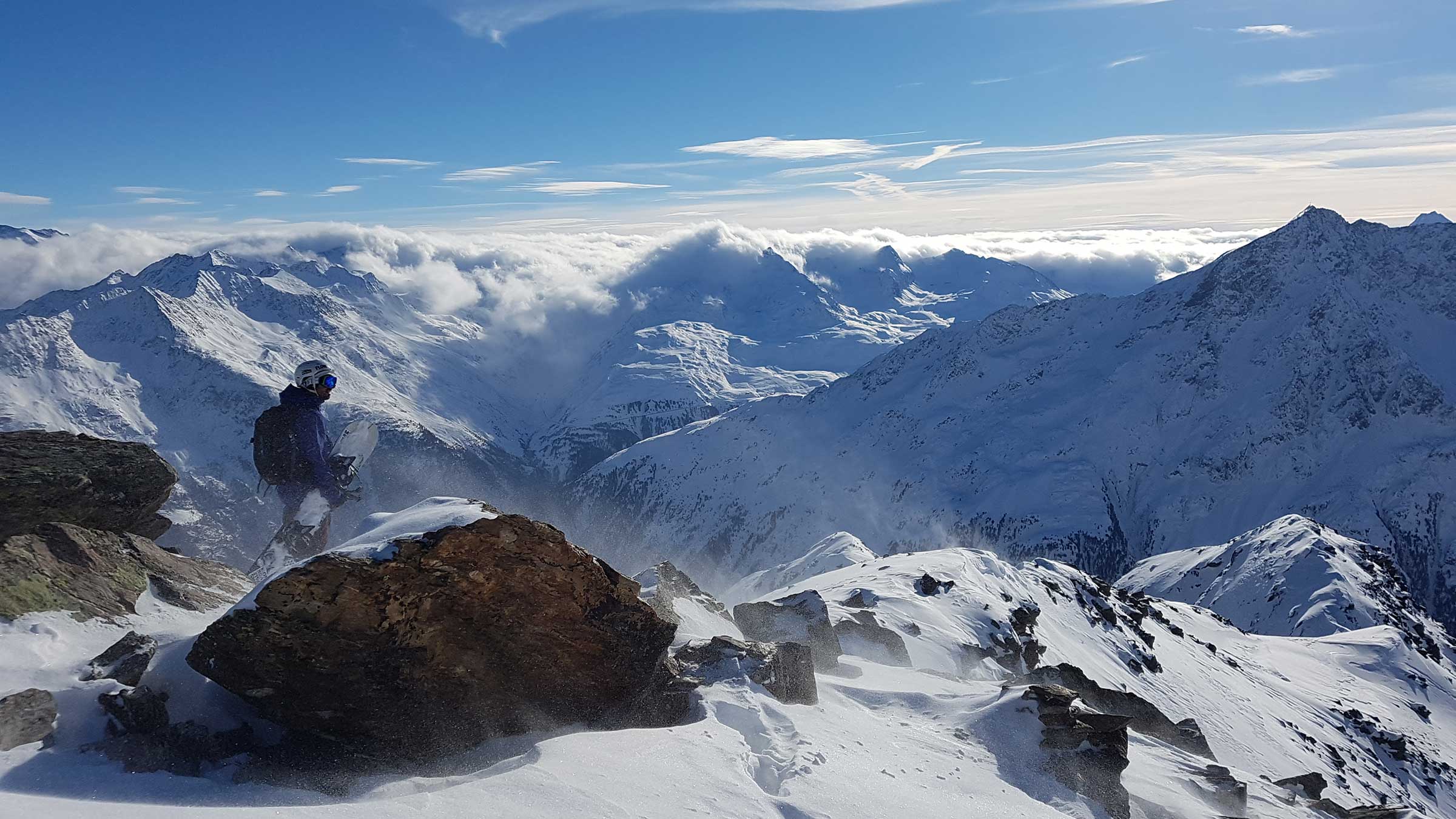 Snowboarder vor Bergpanorama - Freeriden Sölden