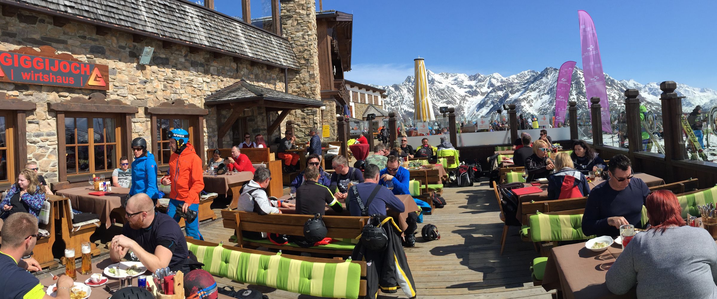 Sonnenbaden auf der Terrasse am Wirtshaus Giggijoch in Sölden