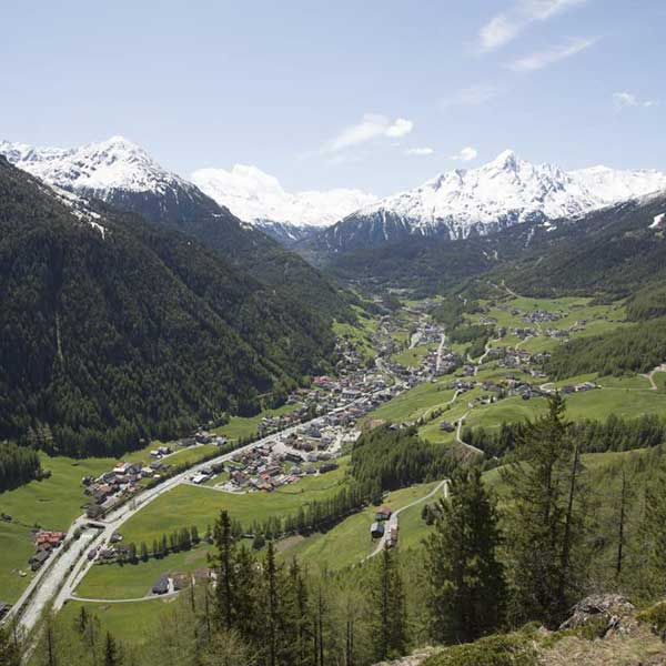 Blick auf Sölden im Sommer