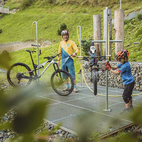 Bike Wash am Pump Track - Bike Republic Sölden