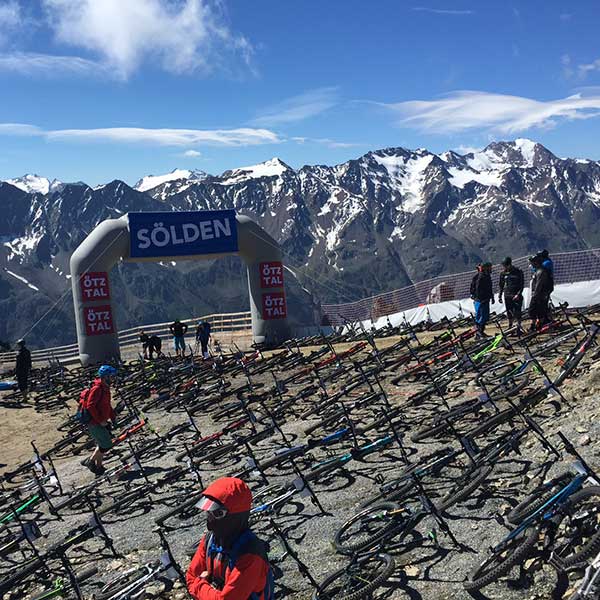 Bikes vor Startbogen - Singeltrail Schnitzeljagd Sölden