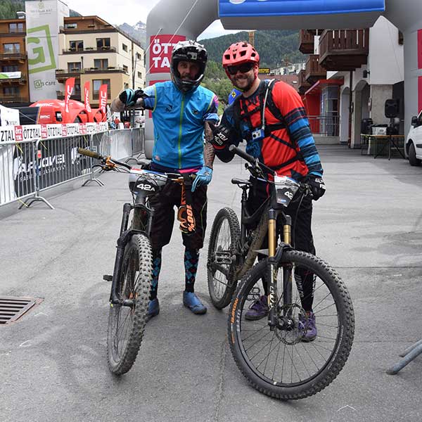 Zwei Teilnehmer im Ziel -Singeltrail Schnitzeljagd Sölden