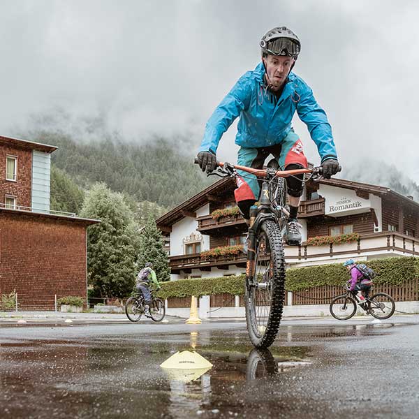 Nose-Wheelie mit dem Bike - Bike Republic Sölden